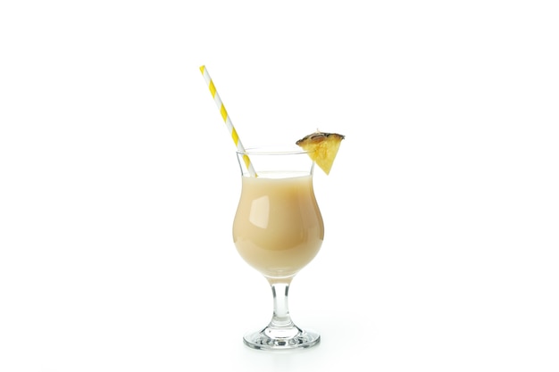 Cocktail di pina colada isolato su priorità bassa bianca.