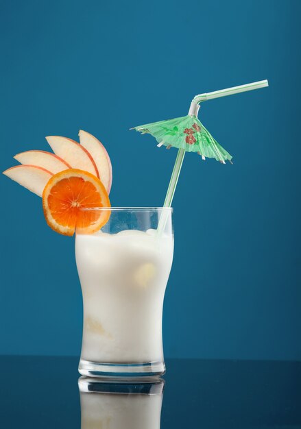 Pina colada - cocktail con panna, succo d'ananas e rum