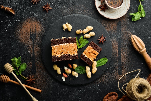 Foto pinda-chocoladetaart dessert op een zwarte achtergrond bovenaanzicht