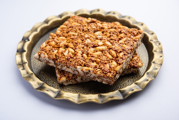 Pinda rajgira Jaggery chikki of reep met aardnoot, amarantzaden met gur