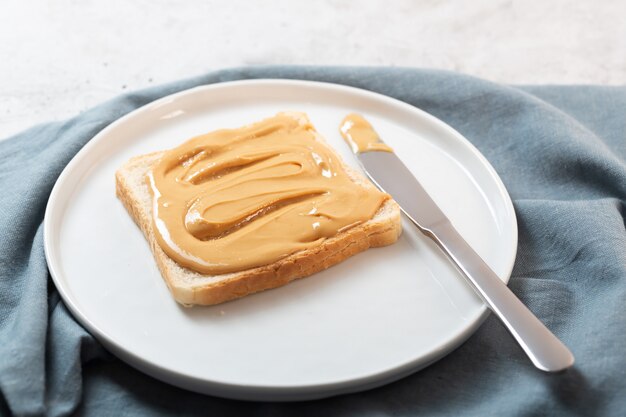 Pindakaas met brood op tafel