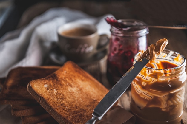 Pindakaas met jam en rustiek deeg. Pindakaas en gelei