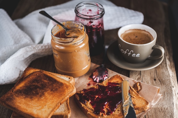 Pindakaas met jam en rustiek deeg. Pindakaas en gelei