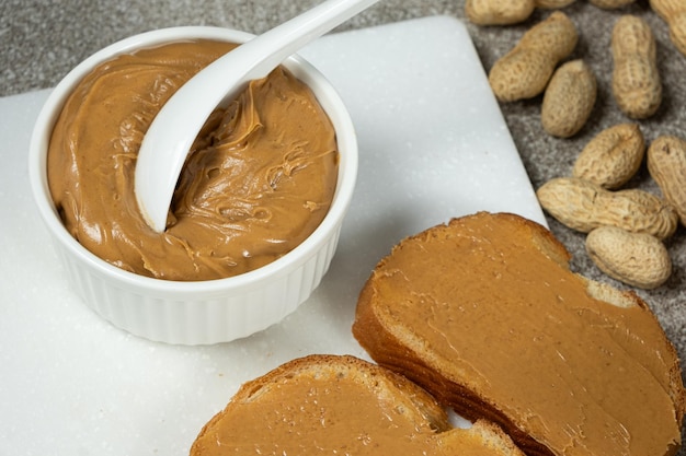 pindakaas voor het ontbijt vers brood met pindakaas