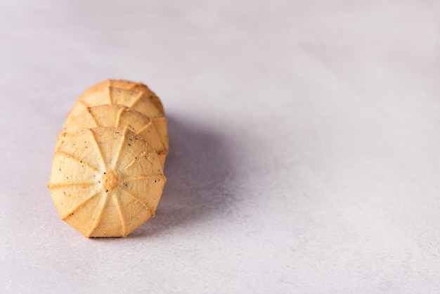 Pindakaaskoekjes op grijze achtergrond Traditioneel Amerikaans Dessert Ontbijtvoedsel Copy Space