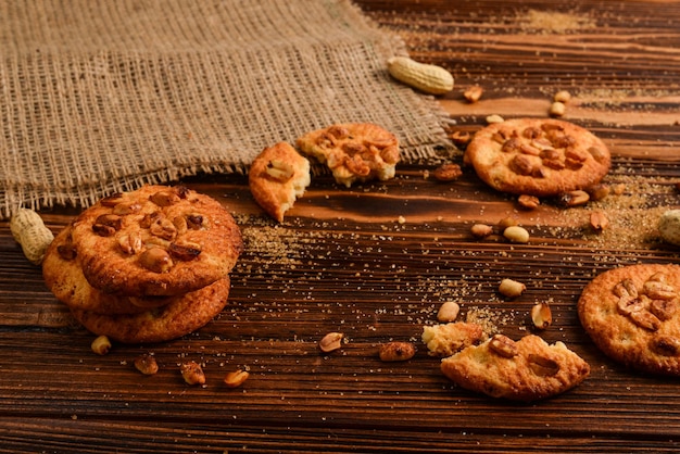 Pindakoekjes op houten tafel met suiker