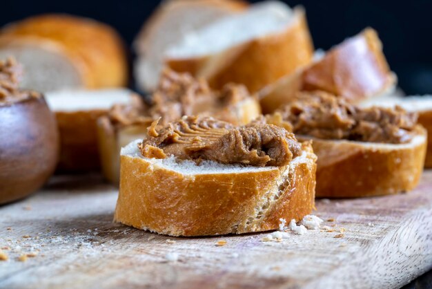 Foto pindapasta met stukjes pinda's en wit stokbrood