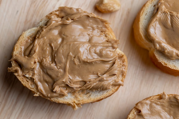 Pindapasta op een zacht tarwebrood