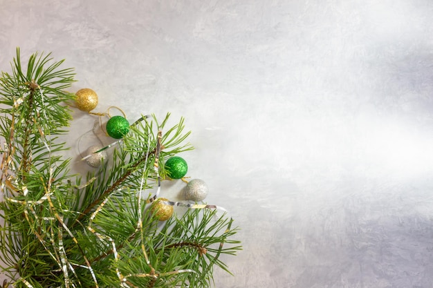 밝은 대리석 배경에 크리스마스 장식이 있는 파인 브랜치는 New Ye를 위한 완벽한 솔루션입니다.
