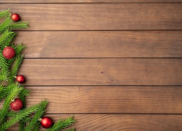 복사 공간 크리스마스 장식 나무 테이블 위에 소나무 가지와 빨간 크리스마스 공