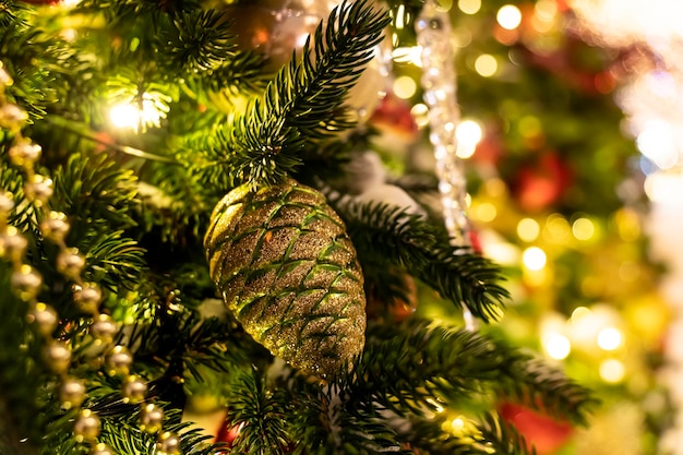 Pine Cone And Branches een kegel en een rode rowan boom op een sparren tak close-up decoraties voor het nieuwe jaar en Kerstmis