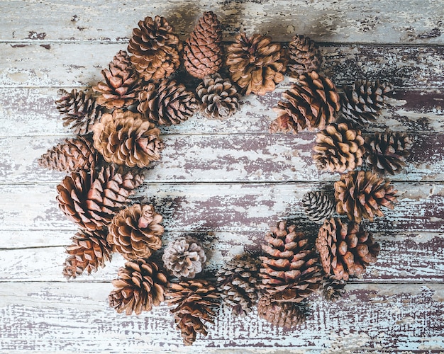 Foto pigne su fondo di legno rustico