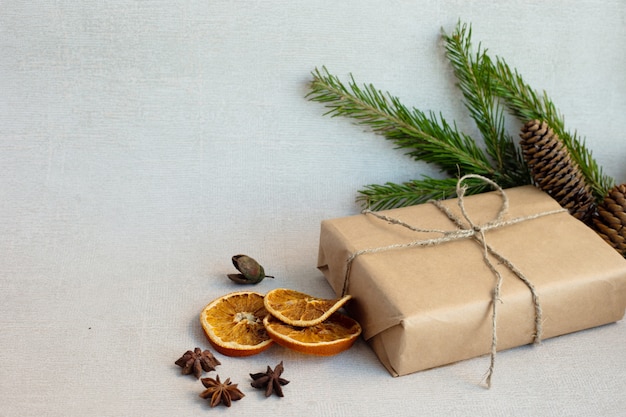 Photo pine leaves with box