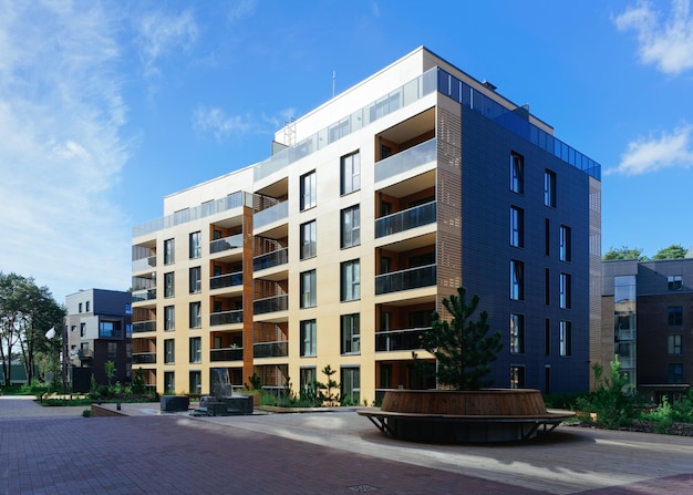 Photo pine tree at architectural complex of residential buildings. and outdoor facilities.