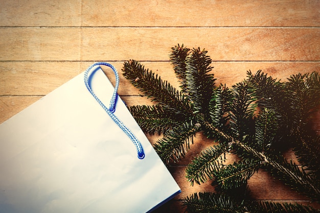 Foto ramo di albero di pino e shopping bag