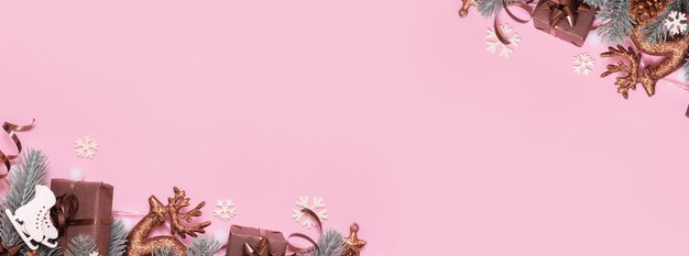 Ветки сосны с рождественским новогодним украшением, вид сверху, плоский, лежал на розовом фоне с копировальным пространством Пустая поздравительная открытка
