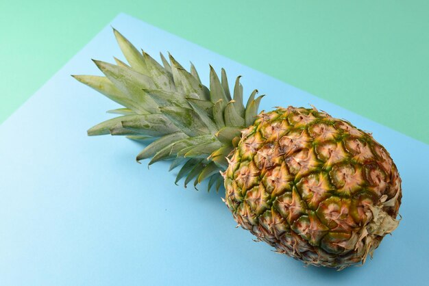 Ananas su sfondo blu e verde spazio di copia