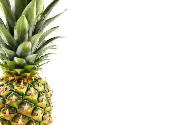 Ananas isolato su bianco