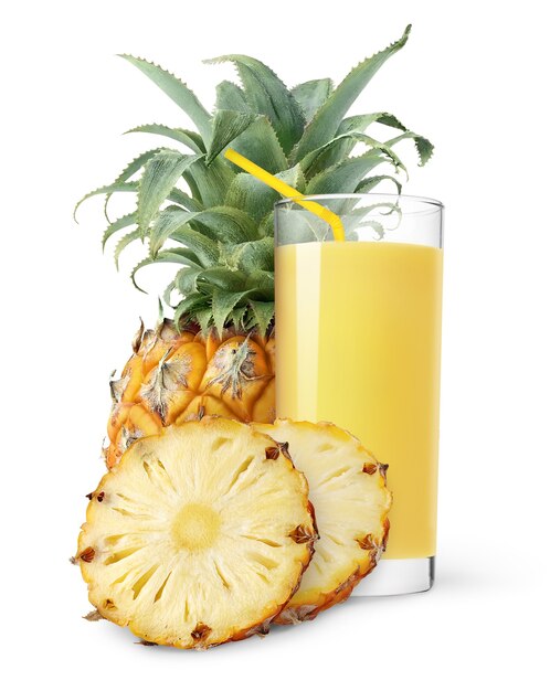 Foto succo di ananas in un bicchiere e fette di ananas appena tagliato isolato su superficie bianca
