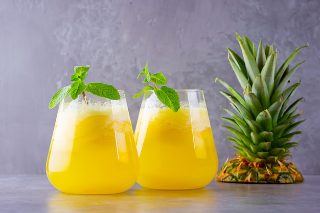 Photo pineapple juice on a gray background