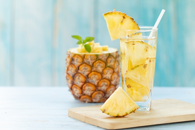 Pineapple Juice Pieces Ananas Healthy Drink en zomerfruitdrankconcept