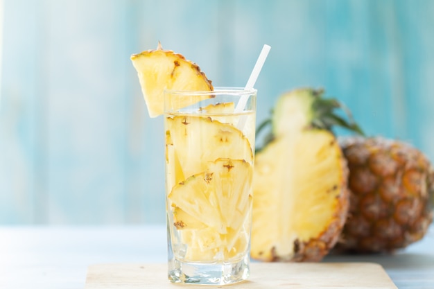 Pineapple Juice Pieces Ananas Healthy Drink en zomerfruitdrankconcept