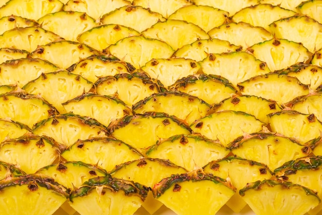 Foto sfondo di fette gialle succose di ananas vista dall'alto