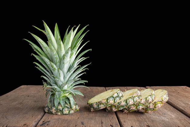 Foto ananas sul vecchio tavolo di legno