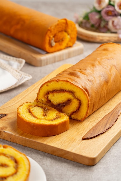 Foto rotolo di torta all'ananas (indonesia bolu gulung nenas) bolu gulung è un pan di spagna