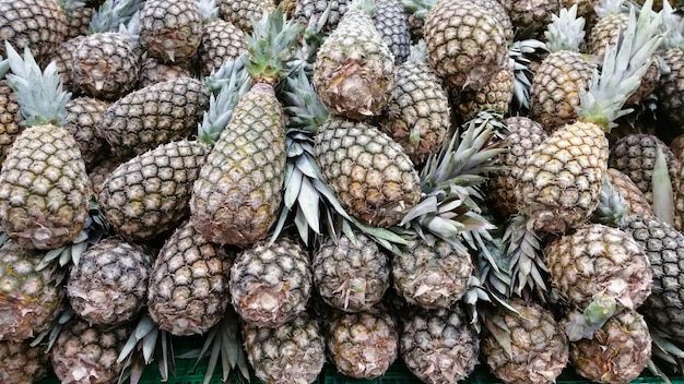 Ananas in vendita sul supermercato.