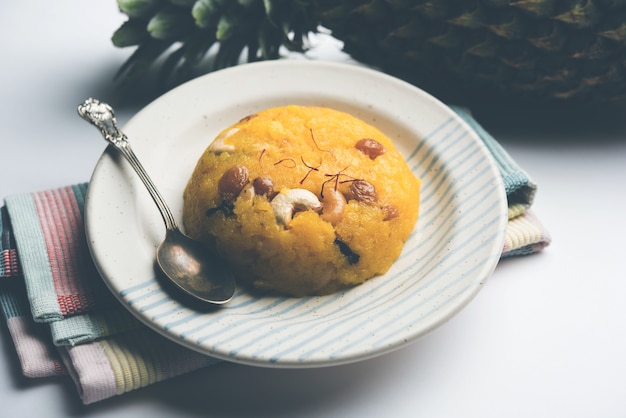 Photo pineapple sheera or halwa also known as ananas keshri shira. popular south indian dessert recipe. selective focus