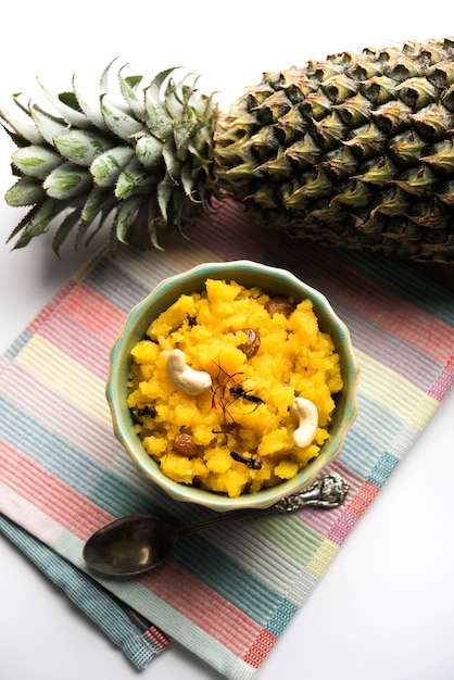 Foto ananas sheera o halwa noto anche come ananas keshri shira. ricetta popolare del dessert dell'india meridionale. messa a fuoco selettiva