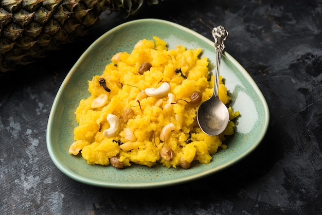 Ananas sheera o halwa noto anche come ananas keshri shira. ricetta popolare del dessert dell'india meridionale. messa a fuoco selettiva