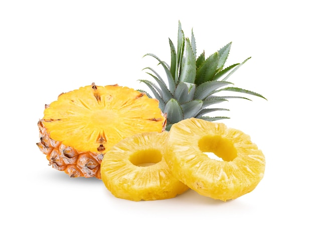 Photo pineapple slice isolated on white background