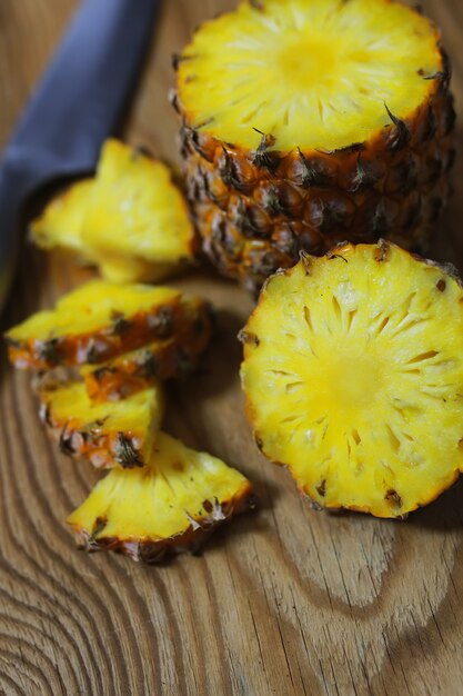 Pineapple slices cut knife