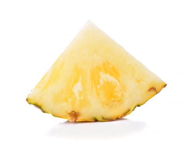 Fette di ananas isolato su sfondo bianco