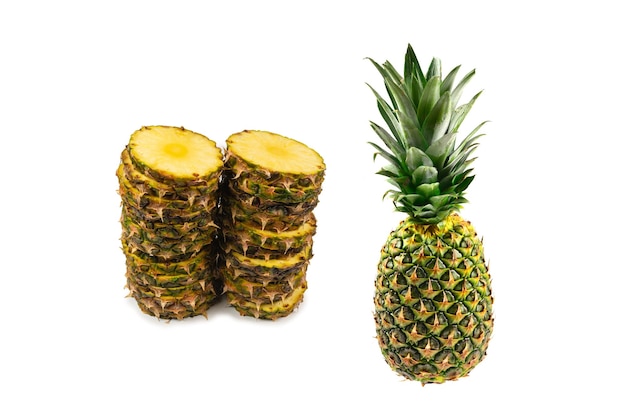 Fette di ananas isolate su bianco