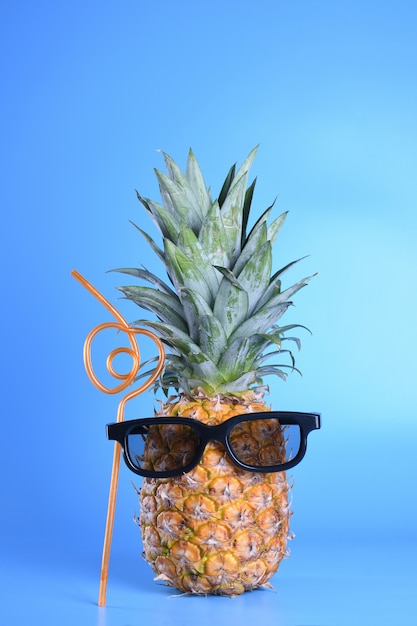 Photo pineapple in sunglasses close-up