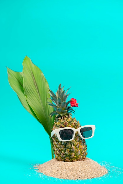 Foto ananas in occhiali da sole su sfondo bianco