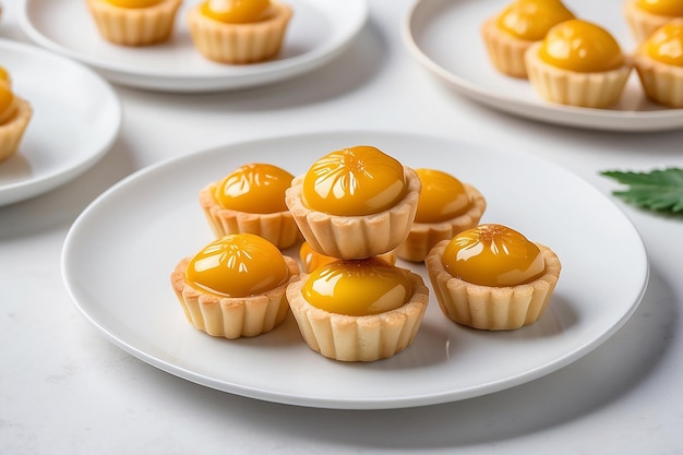 Photo pineapple tarts served on a smooth white porcelain plate