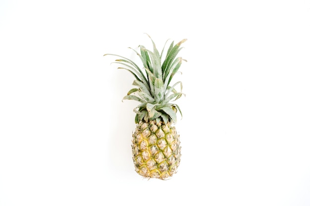 Ananas su sfondo bianco.