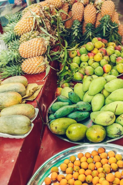 Foto ananas mele e mango sul mercato
