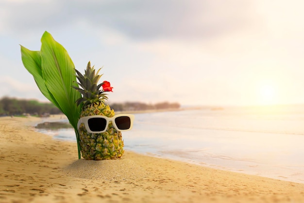Фото Ананас в солнечных очках и наушниках на тропическом пляже