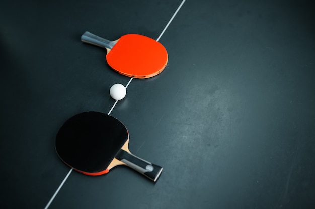 Photo ping pong ball and two rackets on white line, top view, nobody, table tennis concept