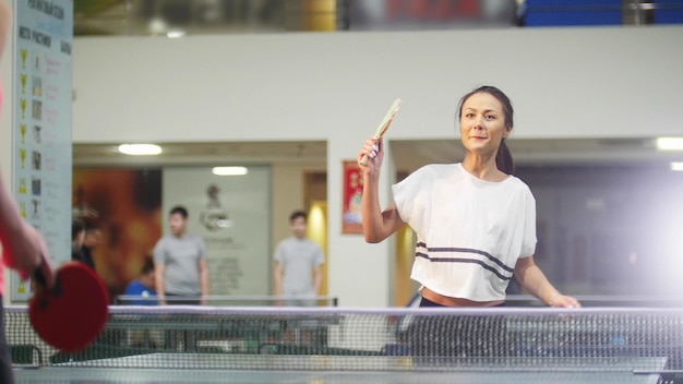 Pingpong spelen Jonge vrouw pingpong spelen in de sportclub