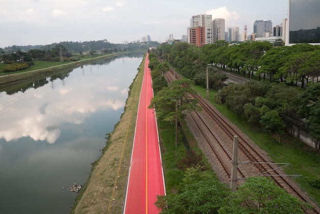 Pinheiros 강 및 자전거 도로