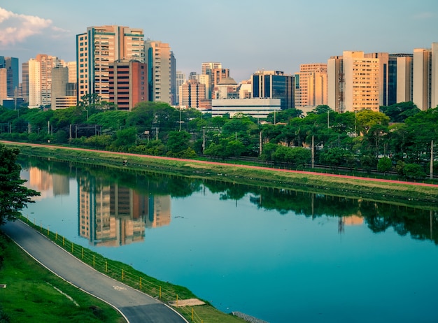 Pinheiros 강 및 자전거 도로