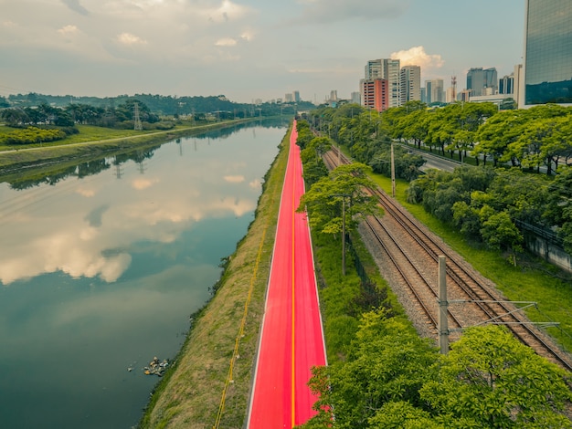 Pinheiros-rivier en fietspaden.