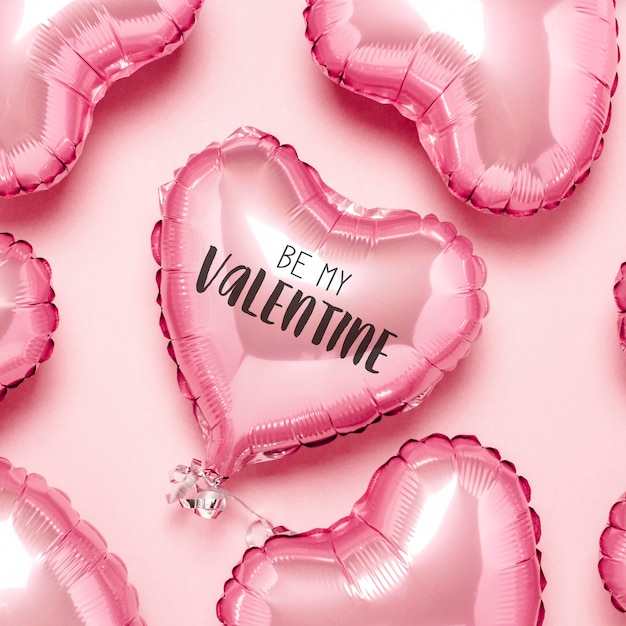 Mongolfiere rosa a forma di cuore su una superficie rosa. concetto per san valentino