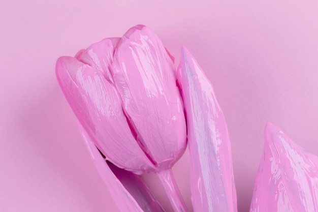 ピンクの背景にアクリル塗料で覆われたピンクのチューリップ ミニマリストの花